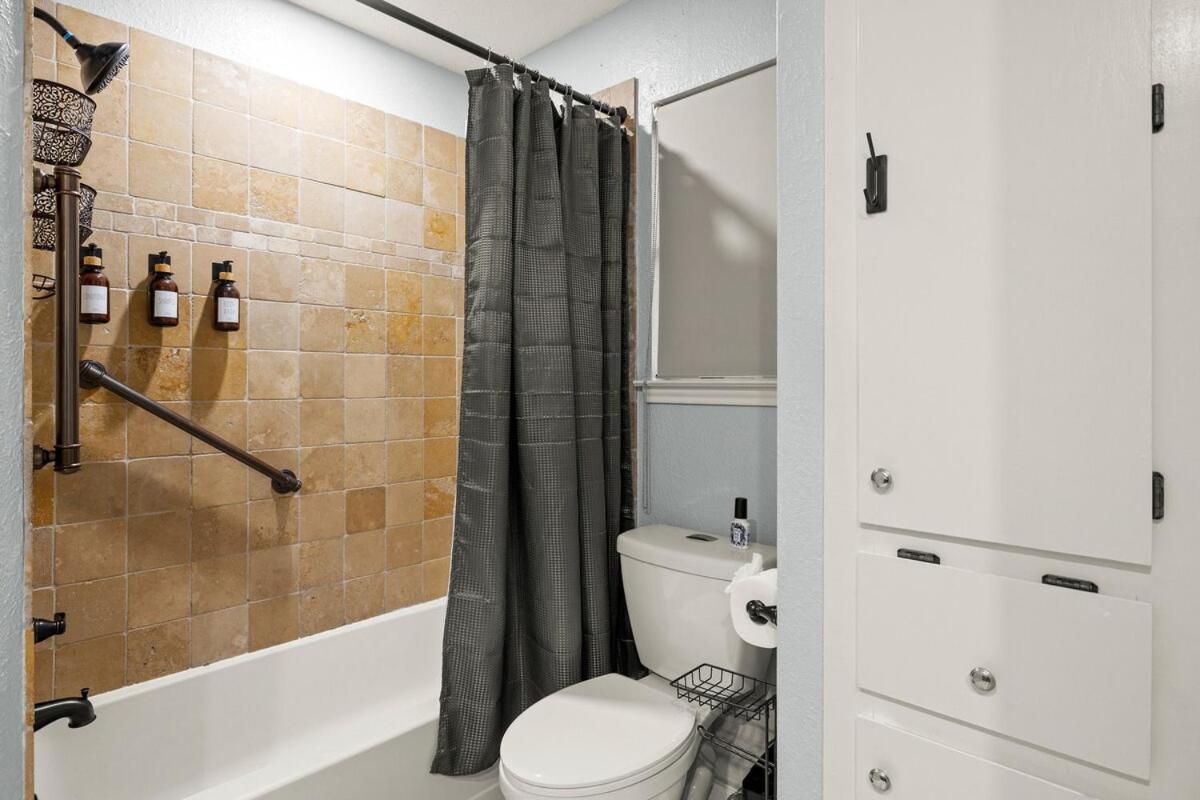 5Br Retreat With Game Room, Hot Tub & Big Yard - Sleeps 16 - 15 Min To Dt Austin Eksteriør billede
