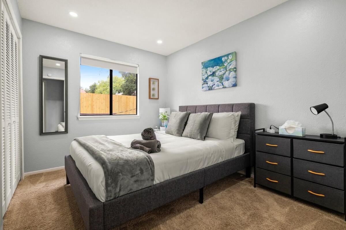 5Br Retreat With Game Room, Hot Tub & Big Yard - Sleeps 16 - 15 Min To Dt Austin Eksteriør billede